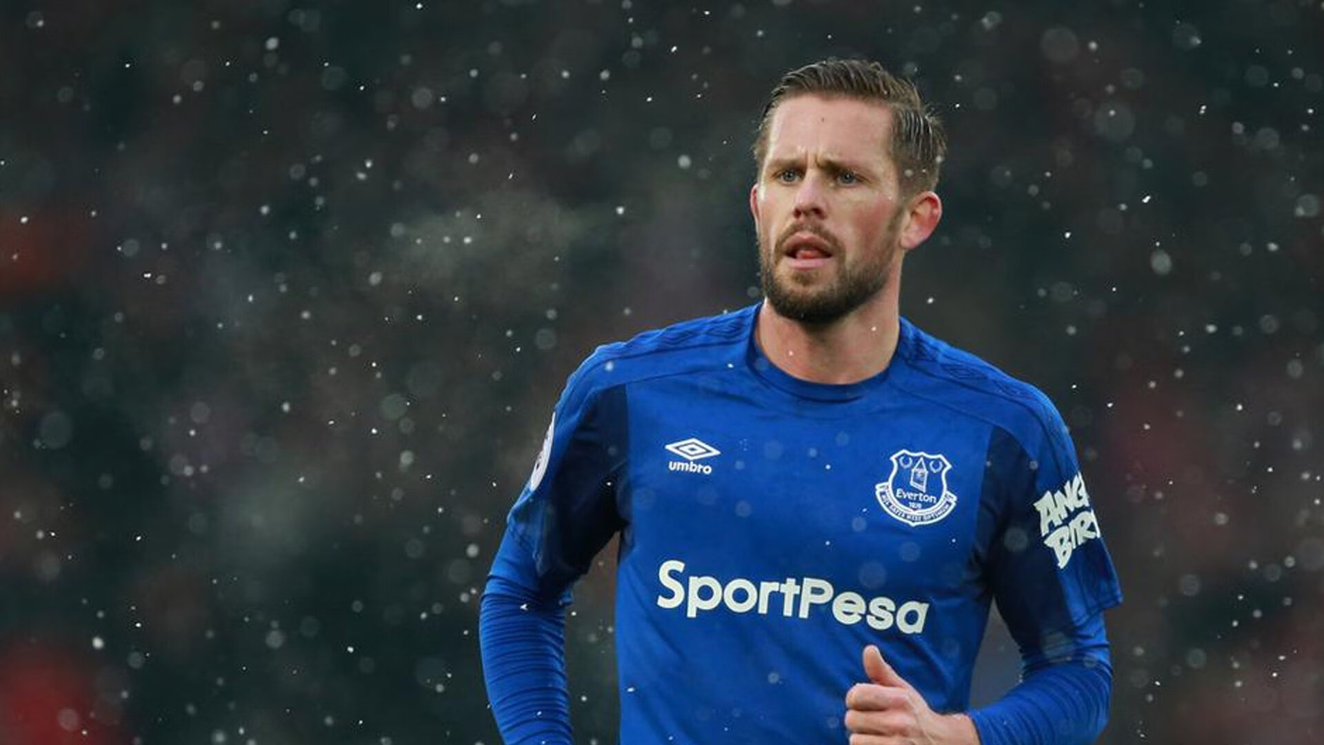 “马科斯·莫奇的速度与力量，成为阿根廷美洲狮队防守的坚实保障”